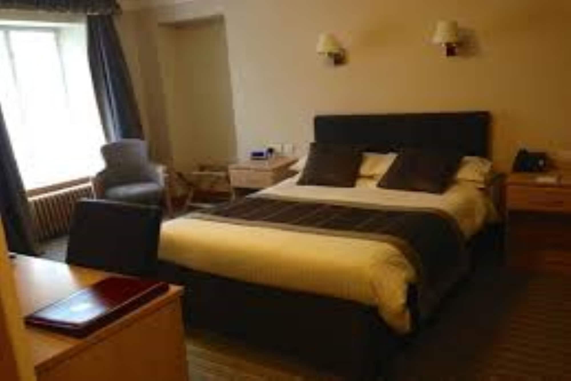 בנצ'ורי Burnett Arms Hotel מראה חיצוני תמונה