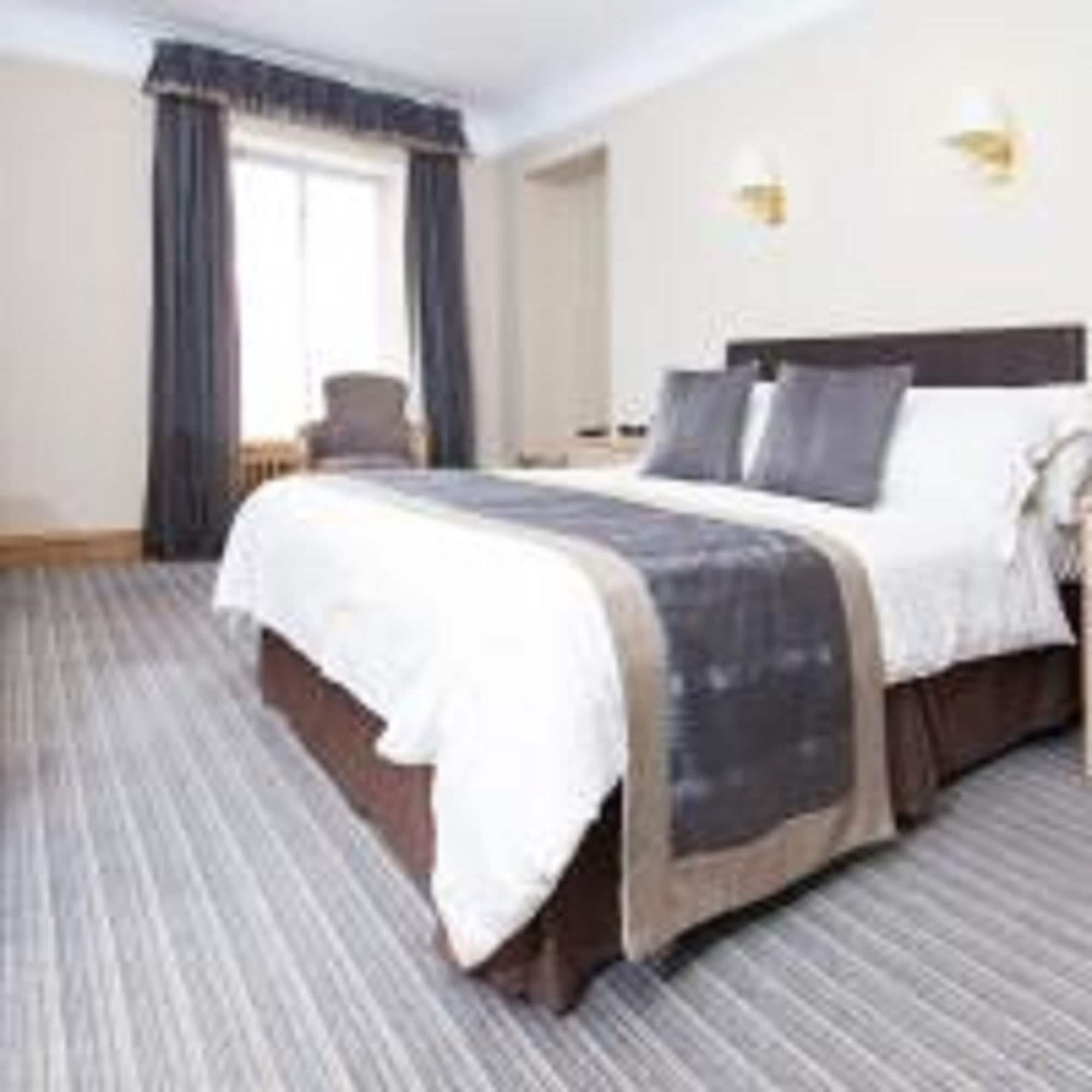בנצ'ורי Burnett Arms Hotel מראה חיצוני תמונה