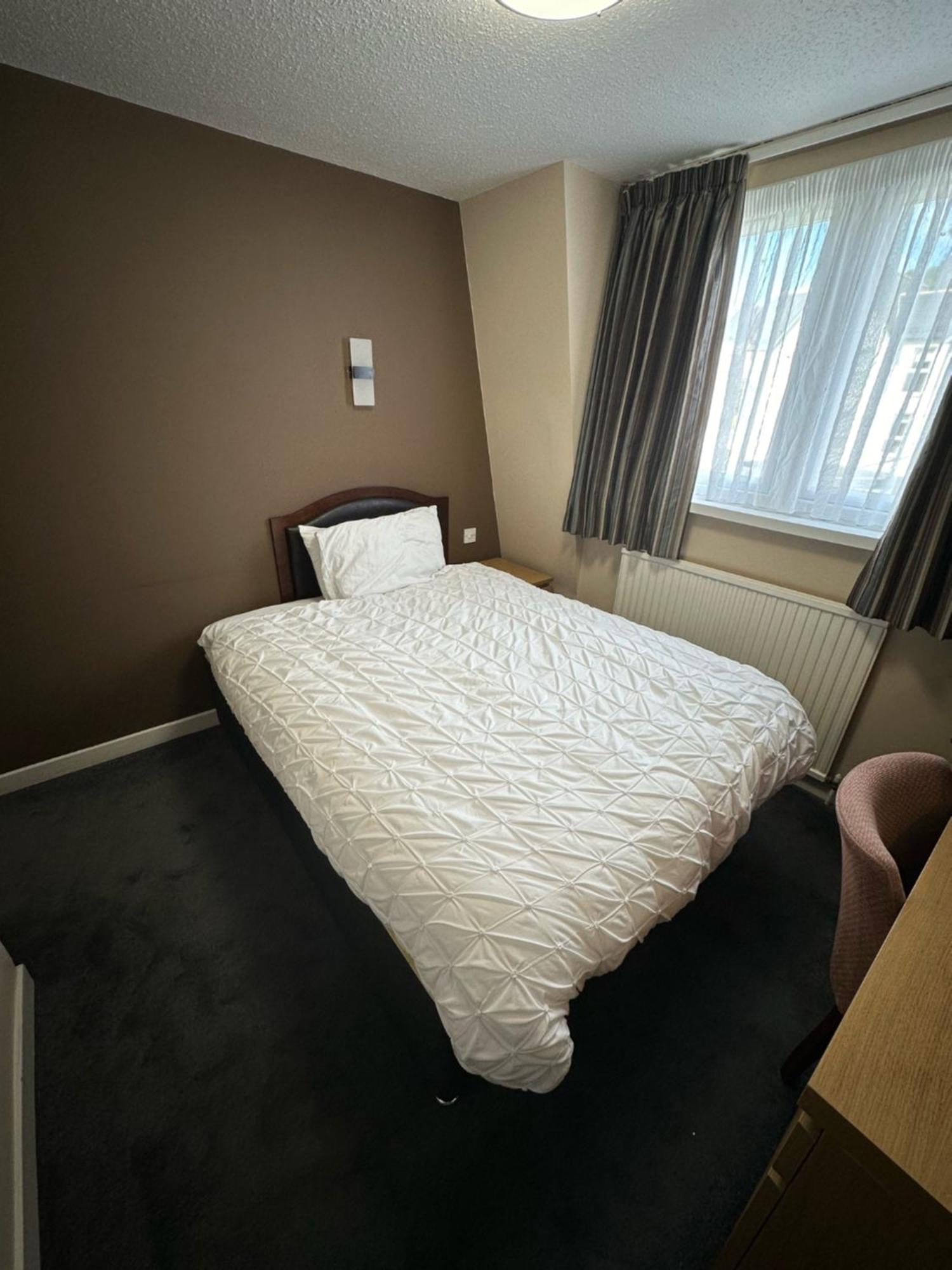 בנצ'ורי Burnett Arms Hotel מראה חיצוני תמונה