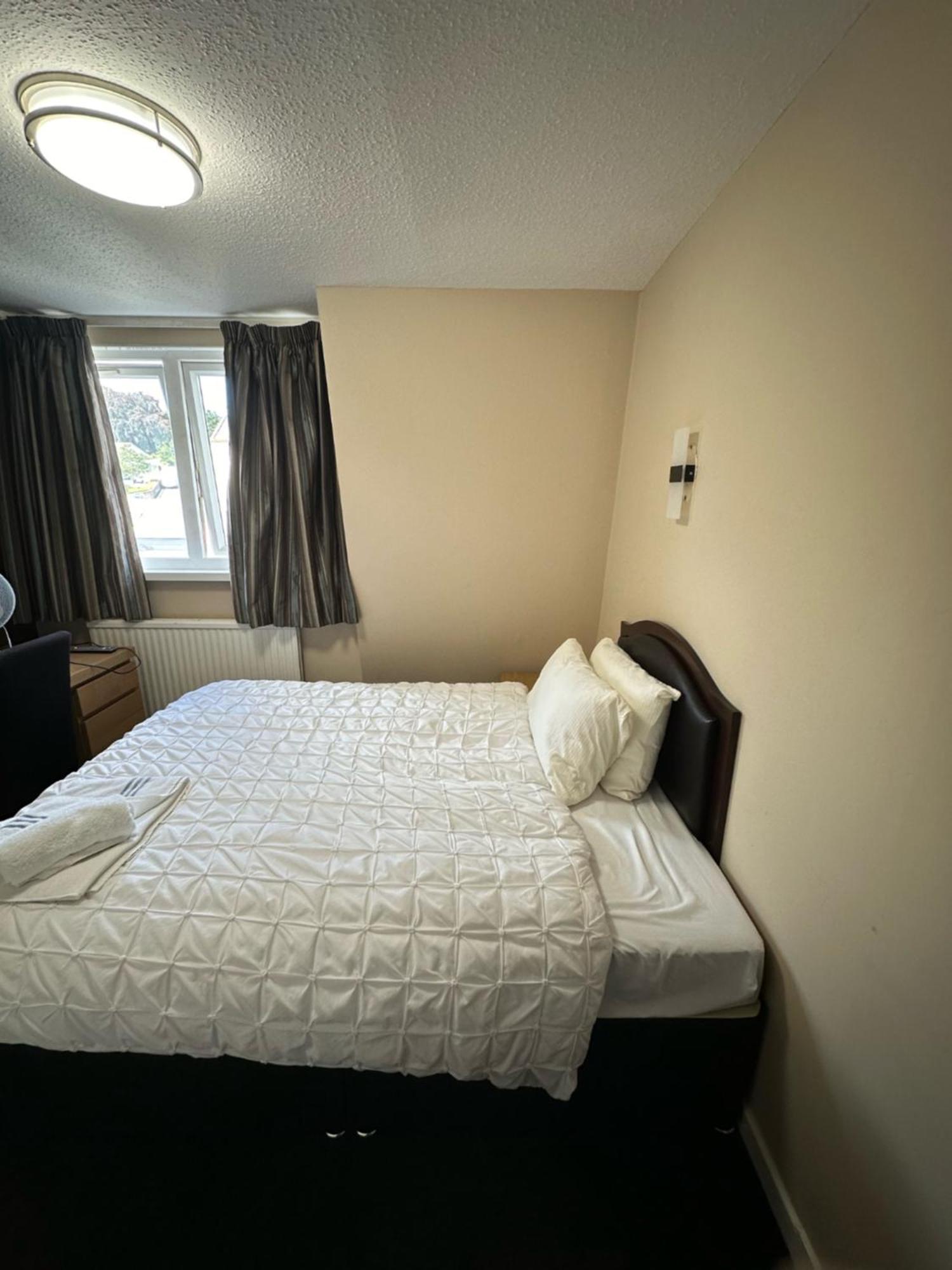 בנצ'ורי Burnett Arms Hotel מראה חיצוני תמונה