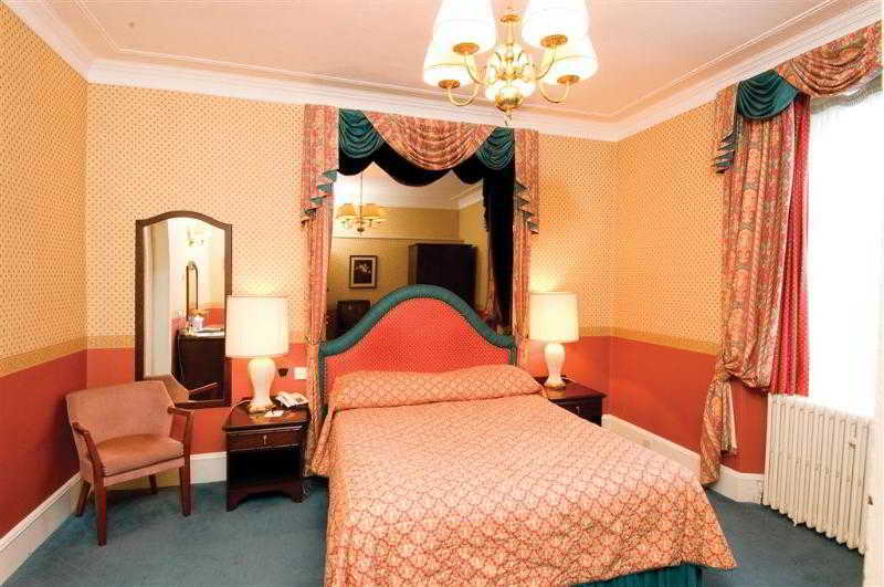 בנצ'ורי Burnett Arms Hotel מראה חיצוני תמונה